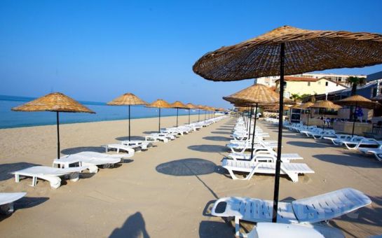 Büyükçekmece Kumburgaz Blue World Hotel’de Tüm Gün Plaj Kullanımı, Öğle Yemeği, 1 Adet Meşrubat Fırsatı