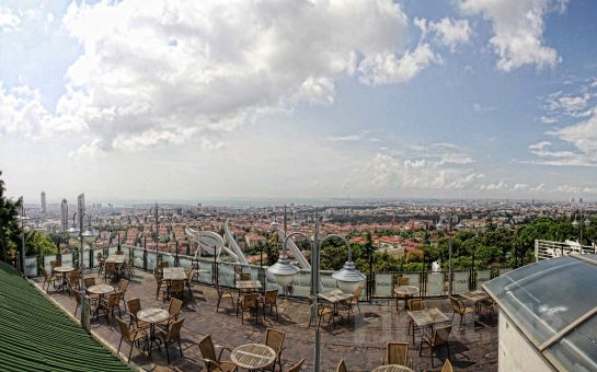 Çamlıca Lalezar Cafe’de Muhteşem İstanbul Manzarası Eşliğinde Serpme Kahvaltı Keyfi