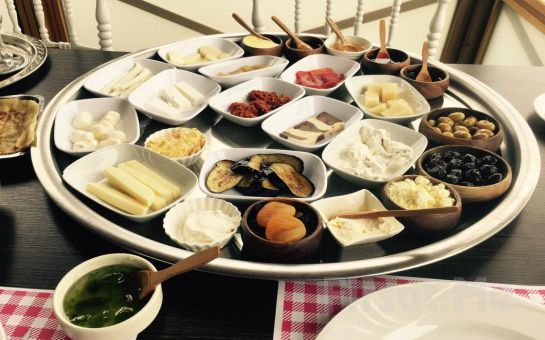 Gölbaşı’nda Göl Seyir Restaurant’ta Nefis Manzara Eşiliğinde Serpme Köy Kahvaltısı Keyfi
