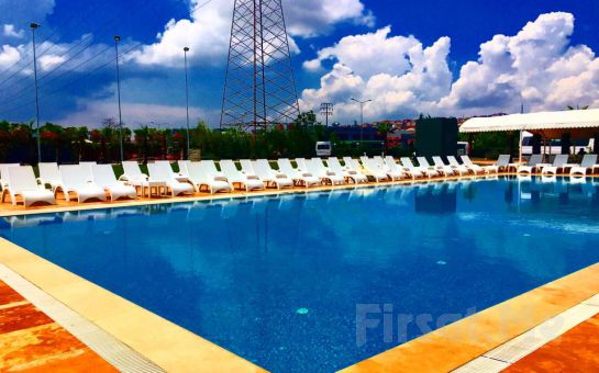 Bahçelievler Yenibosna Kadak Garden Hotel’de Yarı Olimpik Havuz Girişi