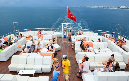 Catamaran Mobydick Gemisi ile Hafta Sonlarına Özel, Boğaz Turu ve Yüzme Keyfi