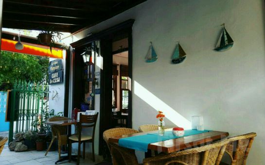 İzmir Sığacık Kaleiçi Cafe La Casa’da Nefis Tatlardan Oluşan Serpme Kahvaltı Keyfi