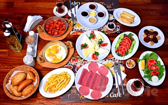Sarıyer Kireçburnu Cafe’de Sınırsız Çay Eşliğinde Leziz Serpme Kahvaltı Keyfi