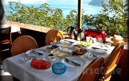 Muhteşem Boğaz manzarası eşliğinde Serpme Köy Kahvaltısı, Sahanda Yumurta, Sınırsız Çay