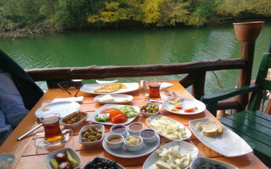 Ağva Kapım Hotel’de Nehir Kenarında Enfes Serpme Kahvaltı