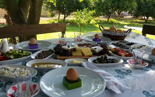 Urla Mordeniz Kahvaltı Evi’nde Doğa ile Başbaşa Serpme Kahvaltı Keyfi