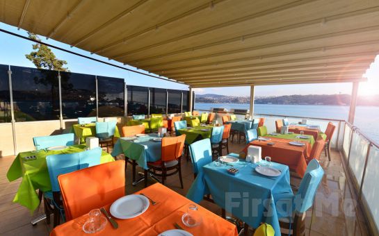 Yeniköy Yalı Cafe Restaurant’ta Boğaz Manzarası Eşliğinde Sevgililer Gününe Özel Akşam Yemeği