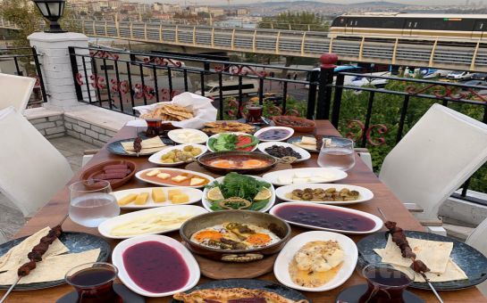 Eminönü Yanık Köşk Restaurant’ta Haliç Manzarası Eşliğinde Yöresel Serpme Kahvaltı Keyfi