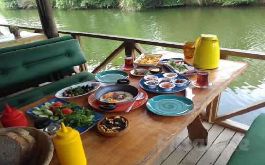Ağva Kendine Has Cafe & Bistro’da Nehir Kenarında Serpme Kahvaltı Keyfi