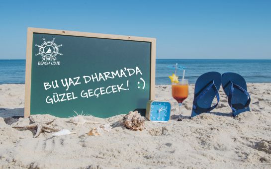 Çeşme Dharma Beach Club’ta Tüm Gün Plaj Girişi, Şezlong, Şemsiye, Pizza veya Hamburger Menü Seçenekleri