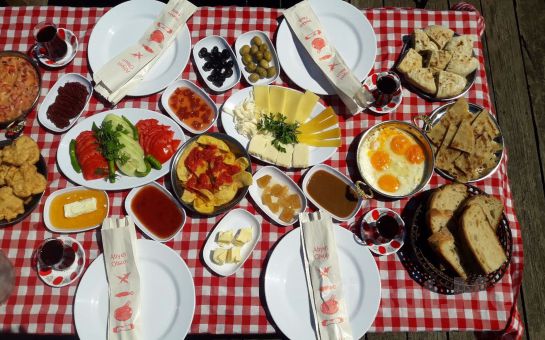 Bizimköy Piknik Riva’da Doğanın Kalbinde ’Serpme Köy Kahvaltısı’ Keyfi