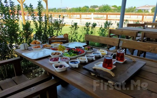İzmir Mask Cafe’de Doğayla İç İçe Çift Kişilik Serpme Kahvaltı Keyfi