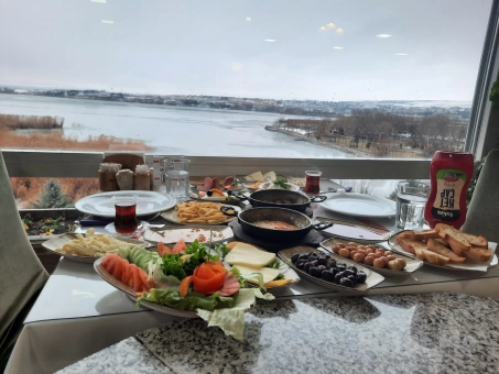 Gölbaşı BD Ocakbaşı Restaurant’ta Göl Manzarası Eşliğinde 2 Kişilik Serpme Kahvaltı Keyfi