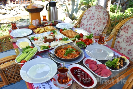 Yemyeşil Bahçede Bakırköy Şehristan Cafe Restaurant’ta Sınırsız Çay Eşliğinde Sahur Menüsü