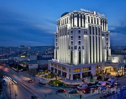 5 Yıldızlı Güneşli Retaj Royale İstanbul Hotel’de Yılbaşına Özel 2 Kişilik Konaklama, Canlı Müzik Eşliğinde Yılbaşı Yemeği ve Kahvaltı Seçenekli Yılbaşı Paketleri