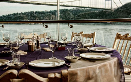 Rumeli Hisarı Pruva Restaurant’ta Boğaz’a Karşı Canlı Müzik ve Leziz