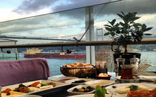 Rumeli Hisarı Pruva Restaurant’ta Boğaz’a Karşı Canlı Müzik ve Leziz