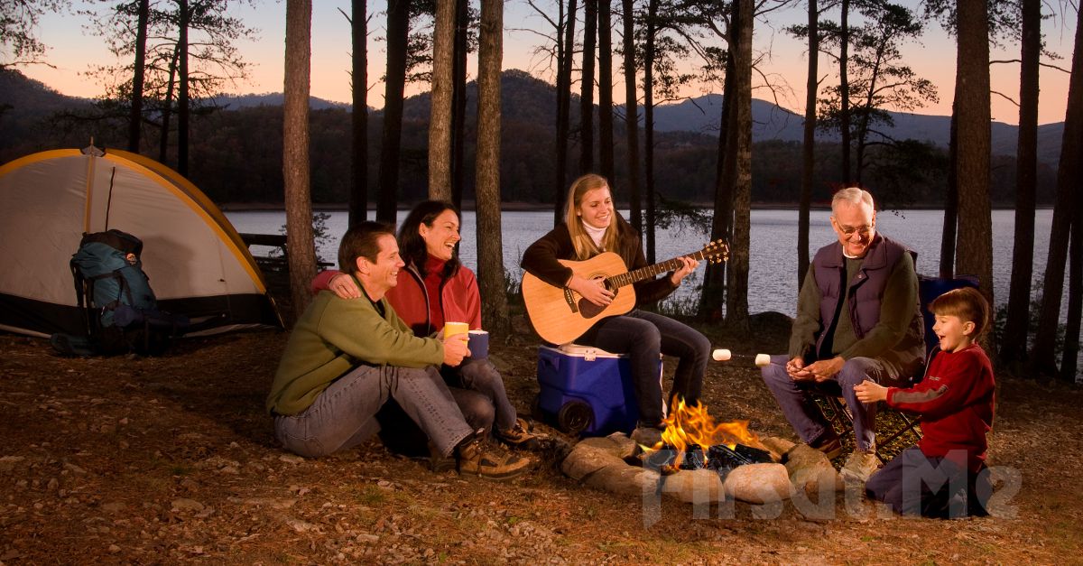 When we go camping. Кемпинг с друзьями. Палатка костер гитара. Друзья у костра. Семья у костра.