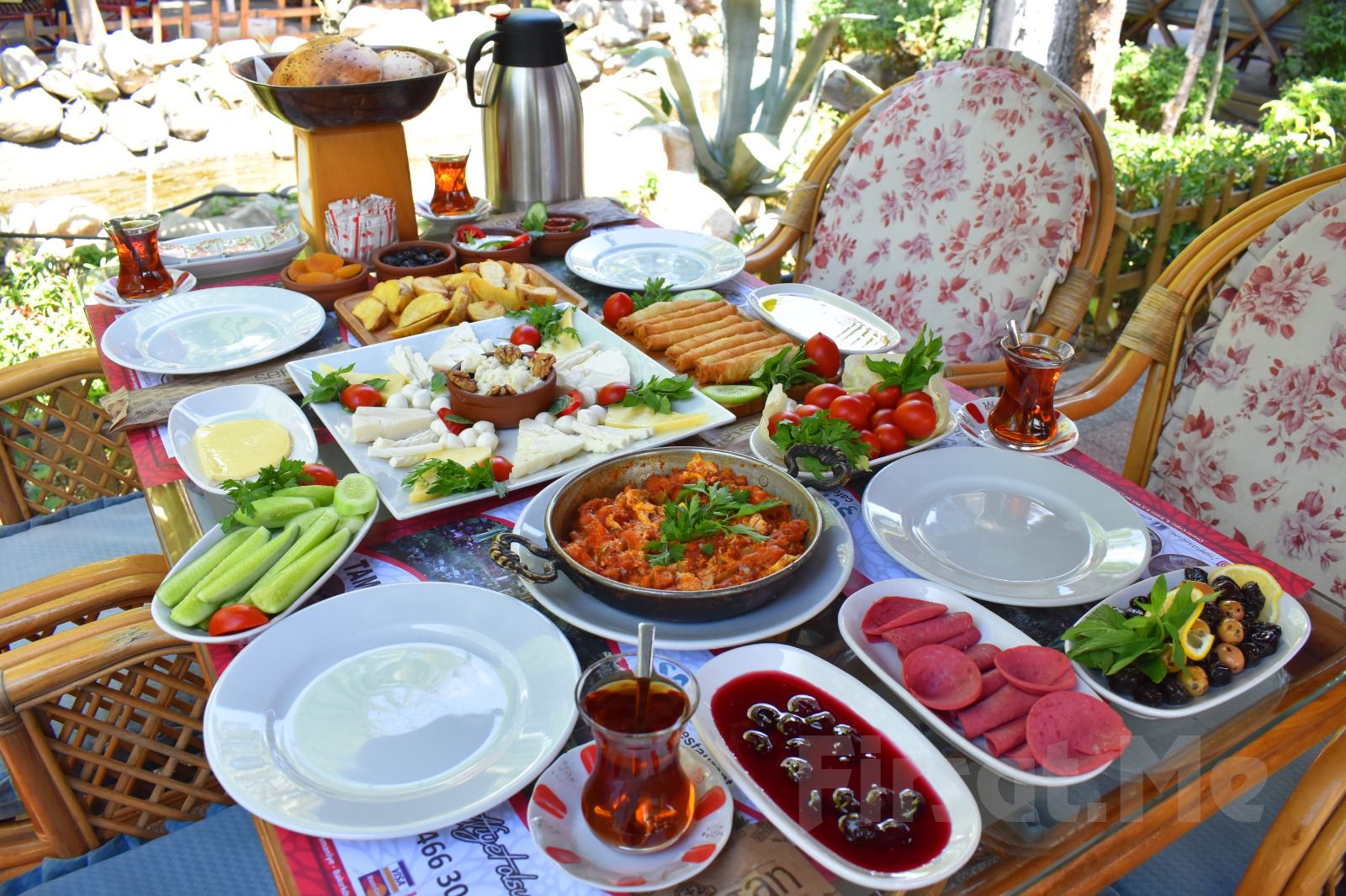 Bakırköy Şehristan Cafe, Restaurant'ta Sınırsız Çay Eşliğinde Serpme Kahvaltı Keyfi