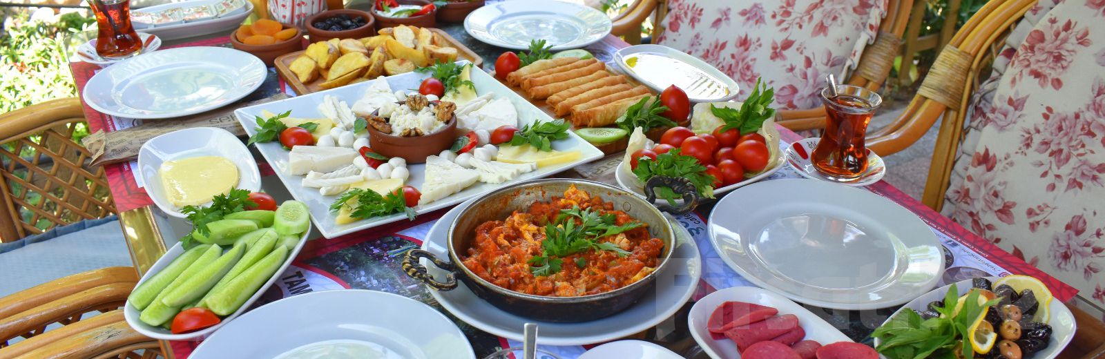Bakırköy Şehristan Cafe, Restaurant’ta Sınırsız Çay Eşliğinde Serpme Kahvaltı Keyfi