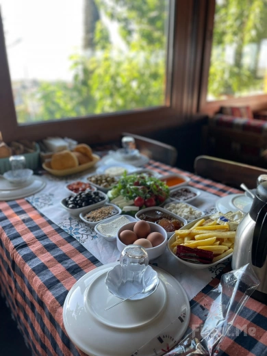 Enjoying a Mixed Breakfast in Nature in İzmir Çiçekliköy Yeni Asmalı
